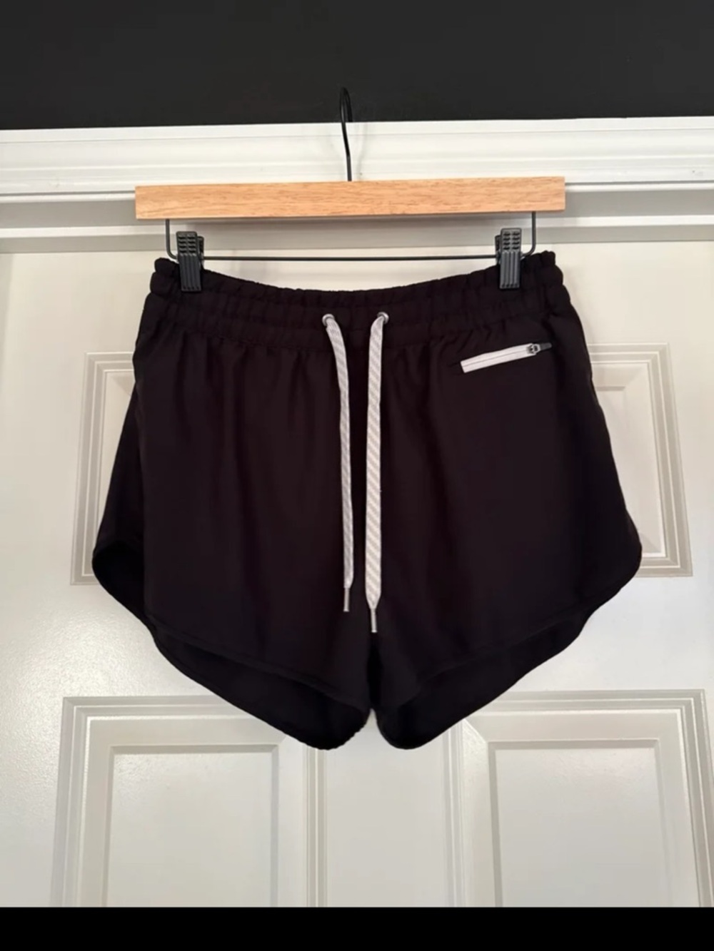 Vuori Clementine 2.0 Short 4" in Black 
size Medium - Picture 5 of 12
